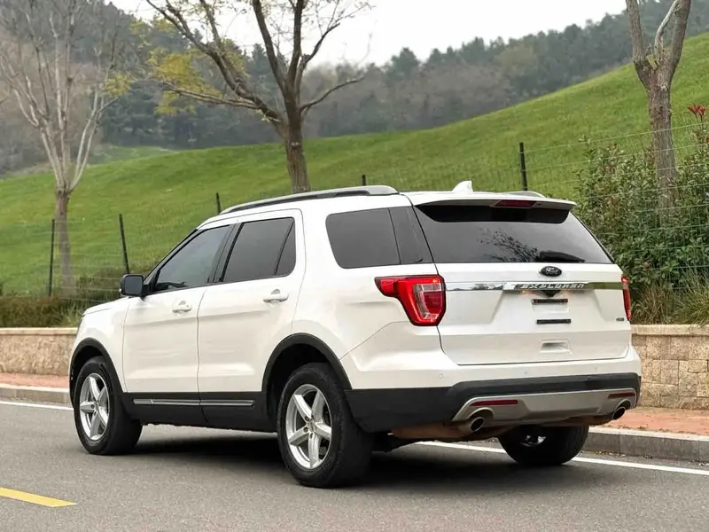 Vehicle photo 3