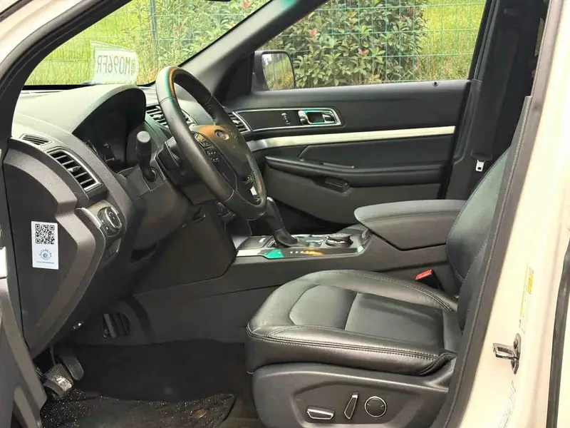 Vehicle photo 5
