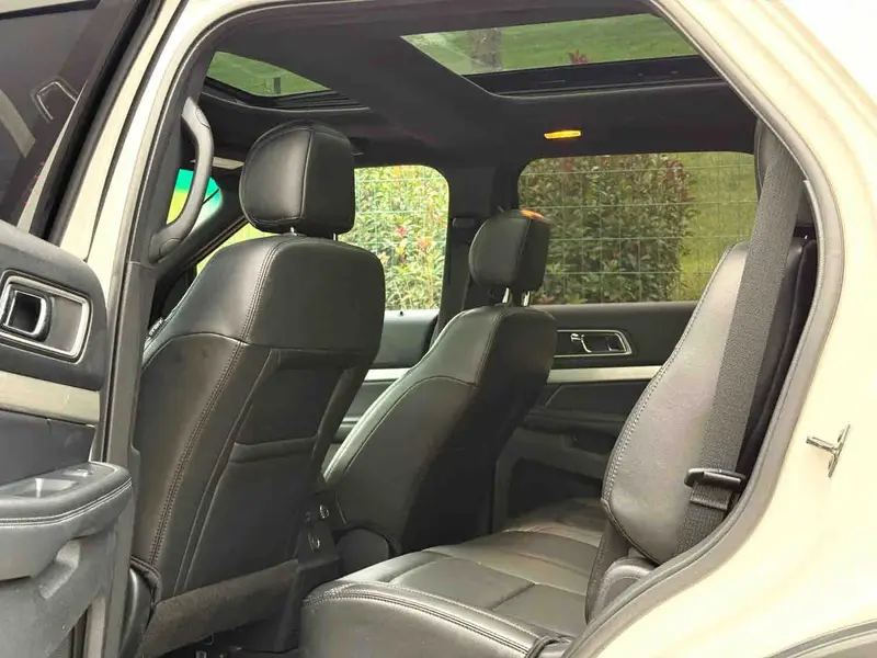 Vehicle photo 6