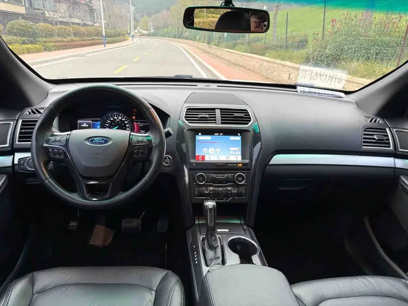 Vehicle photo 7