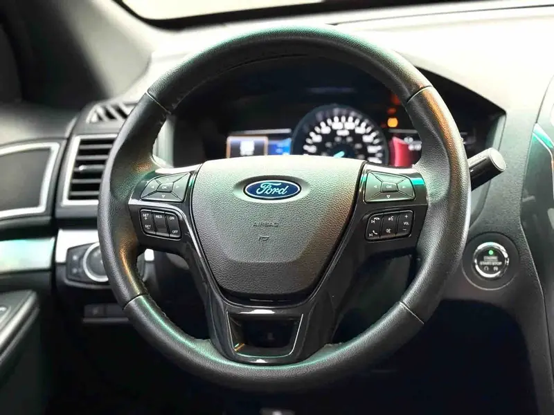 Vehicle photo 8
