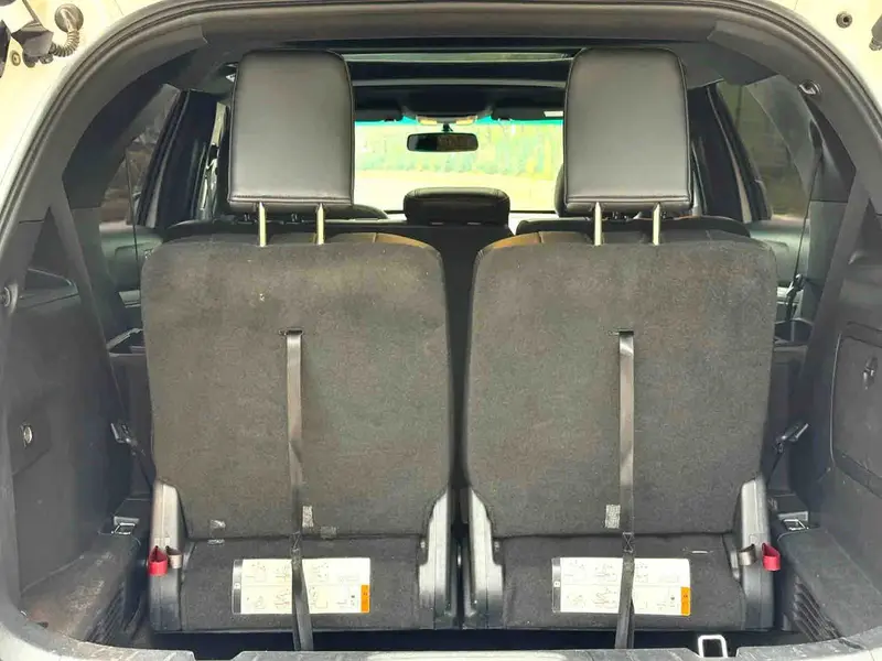 Vehicle photo 9