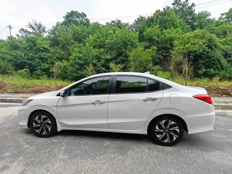 Vehicle photo 4
