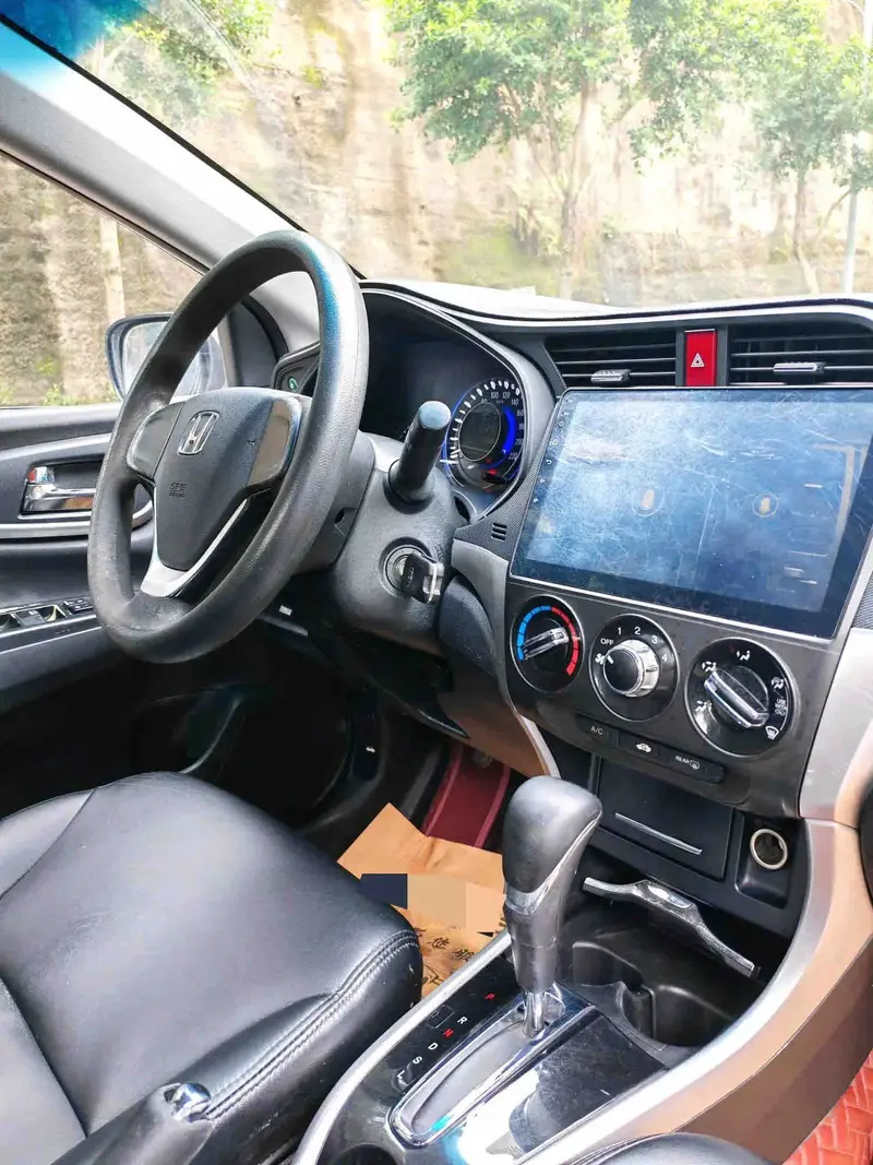 Vehicle photo 9