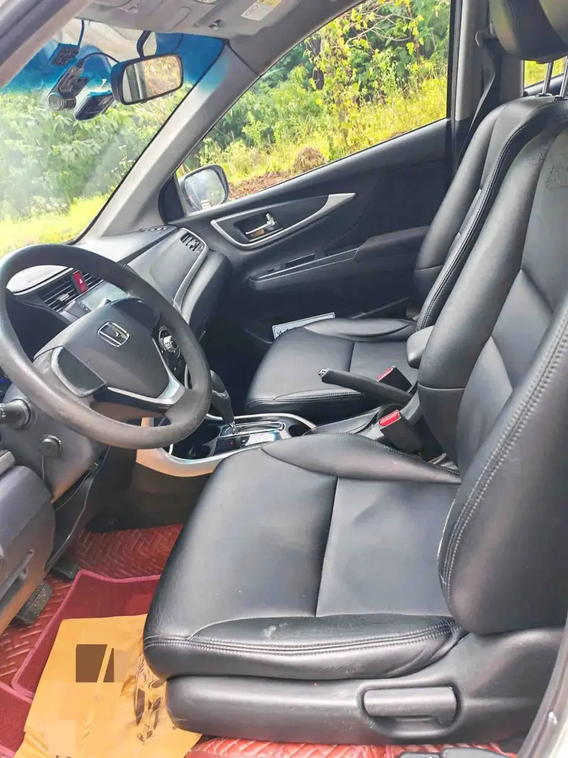Vehicle photo 10