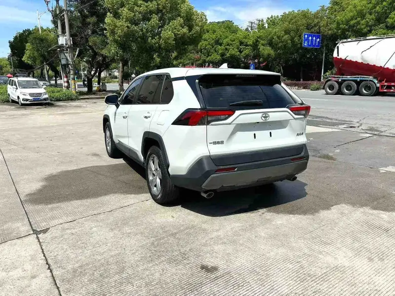 Vehicle photo 4