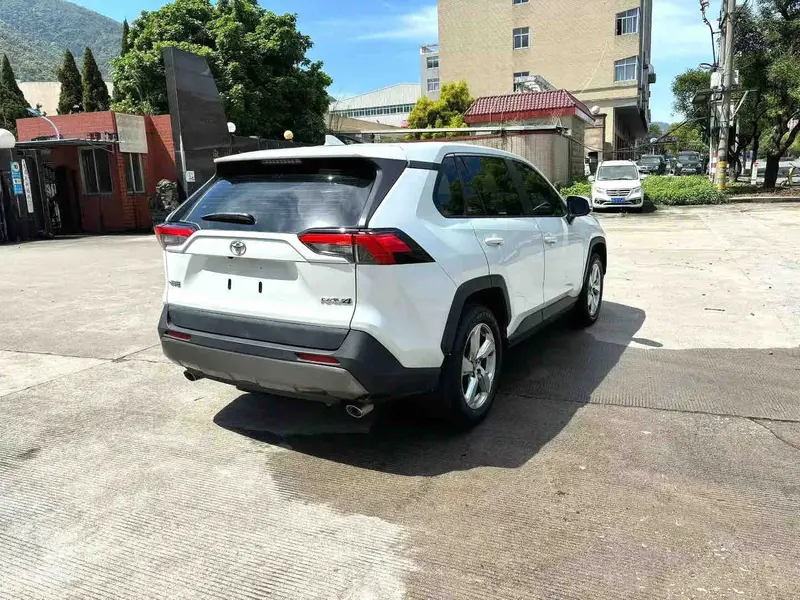 Vehicle photo 5