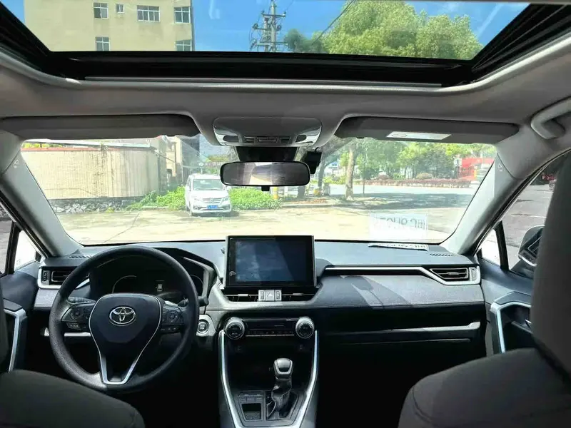 Vehicle photo 6