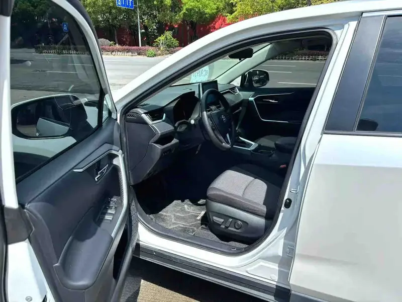Vehicle photo 7