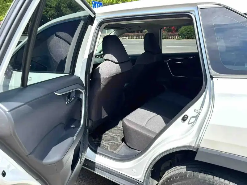 Vehicle photo 8
