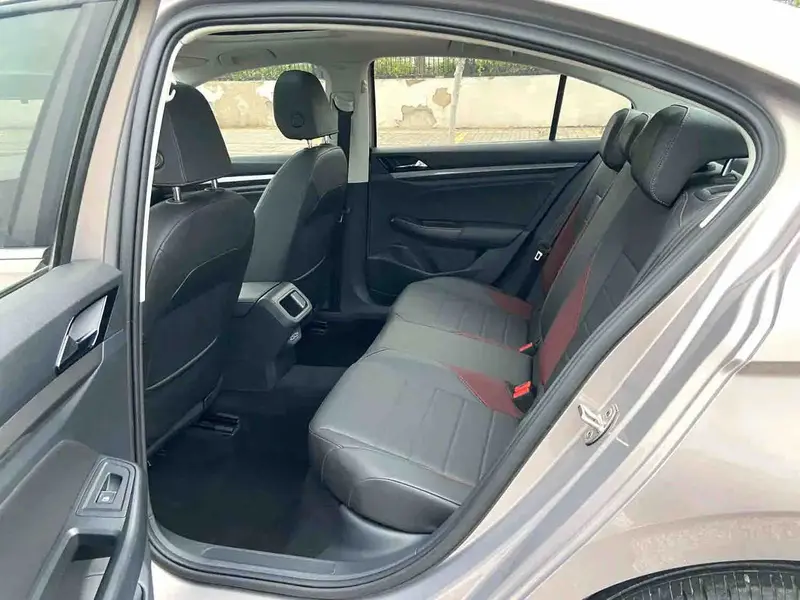 Vehicle photo 9