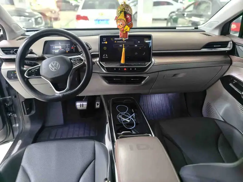 Vehicle photo 5