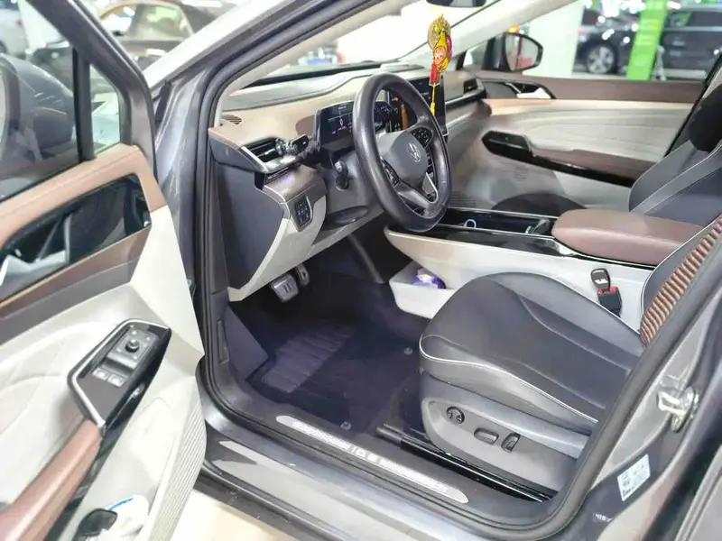Vehicle photo 6