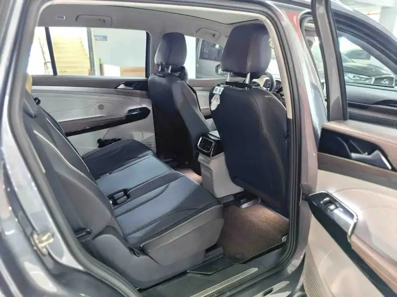 Vehicle photo 7