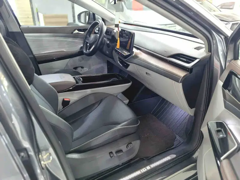 Vehicle photo 9