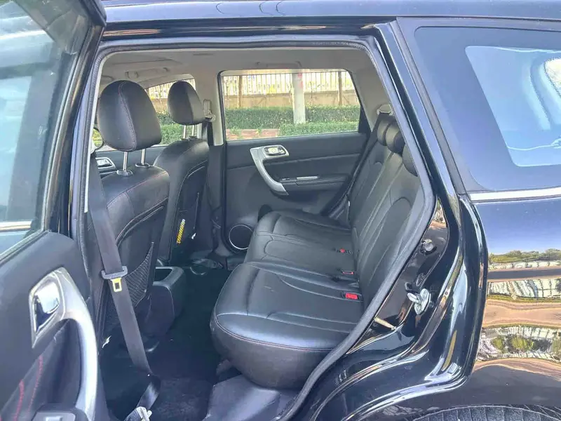 Vehicle photo 8