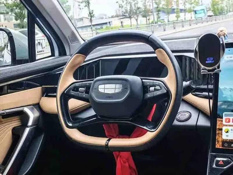 Vehicle photo 7