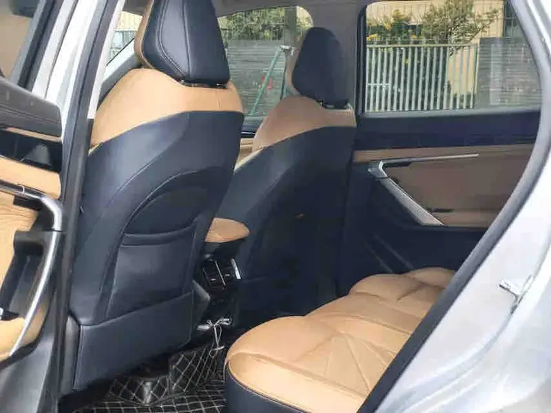 Vehicle photo 9