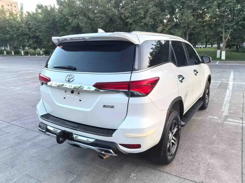 Vehicle photo 6