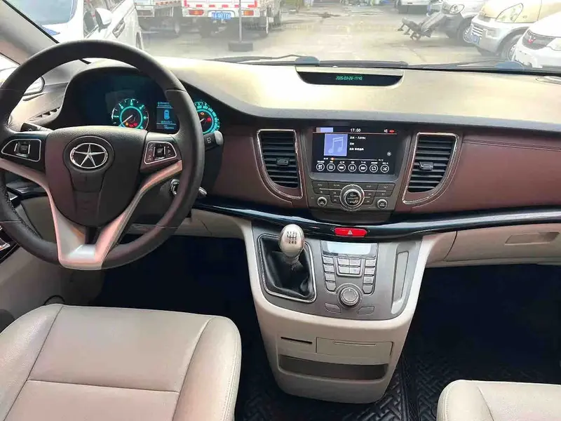 Vehicle photo 7