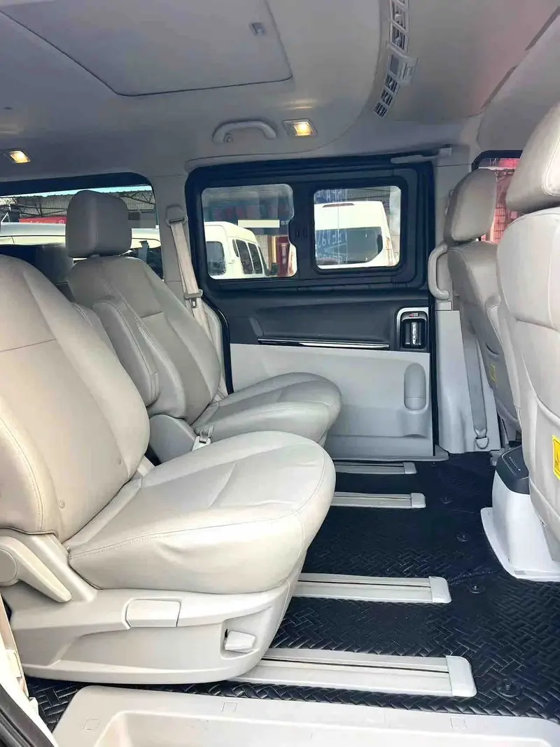 Vehicle photo 8