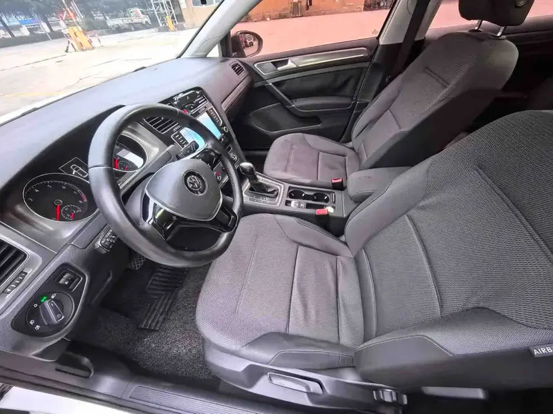 Vehicle photo 6