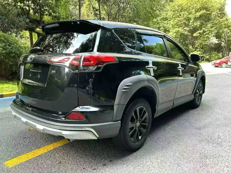 Vehicle photo 4
