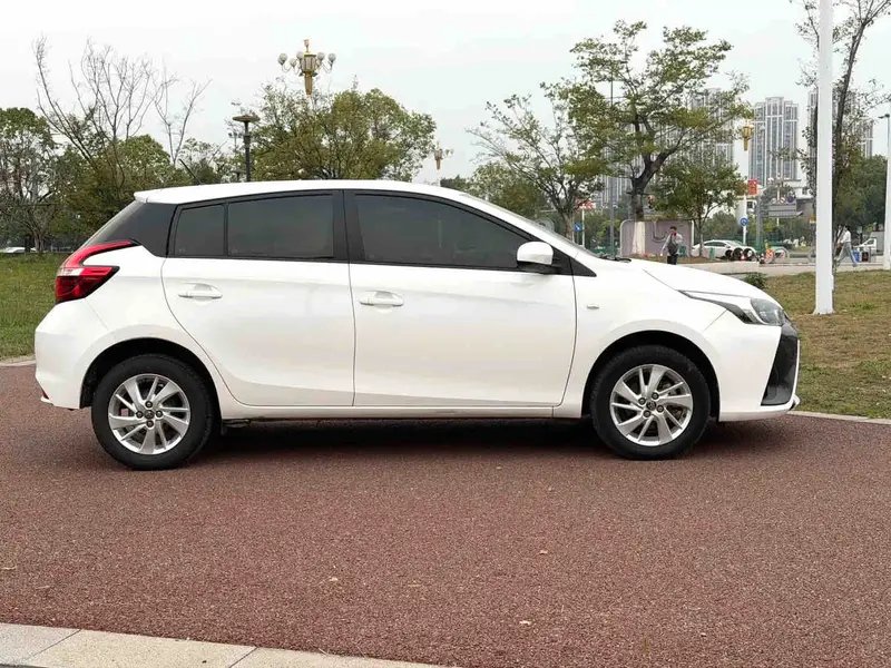Vehicle photo 5
