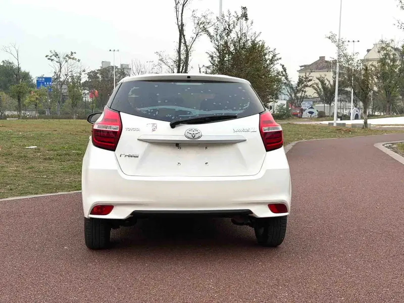 Vehicle photo 6