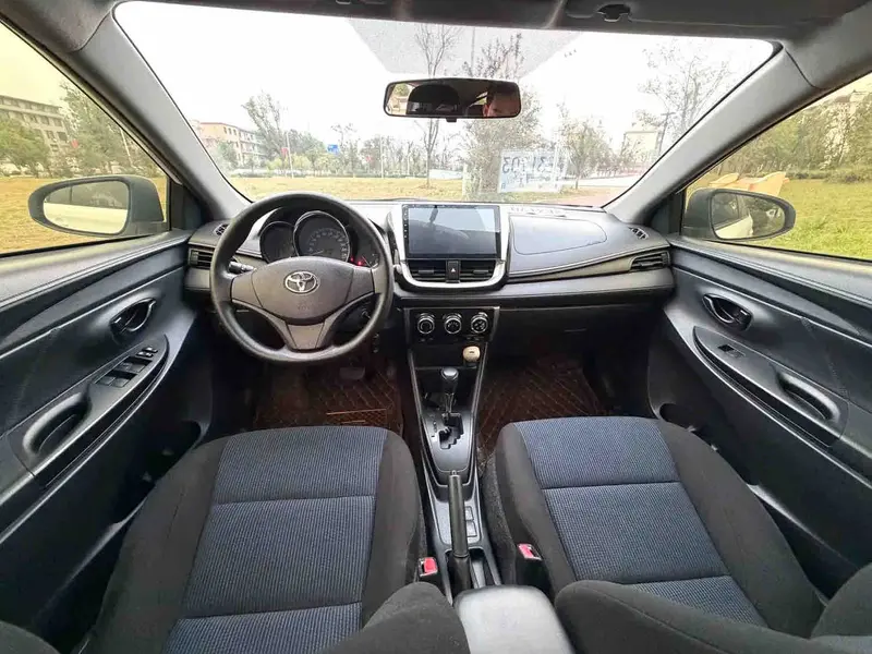 Vehicle photo 7