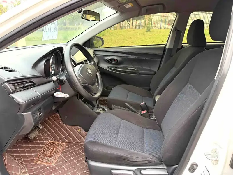 Vehicle photo 8