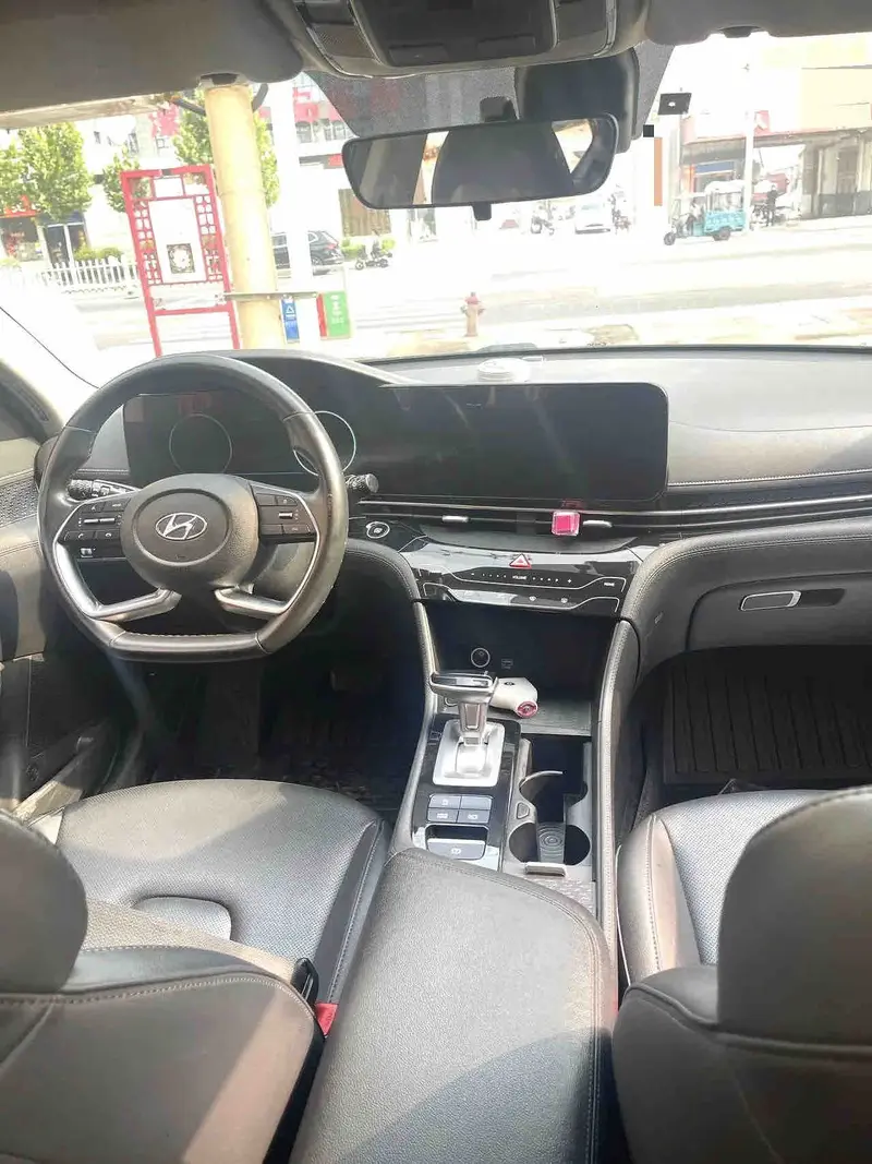 Vehicle photo 7