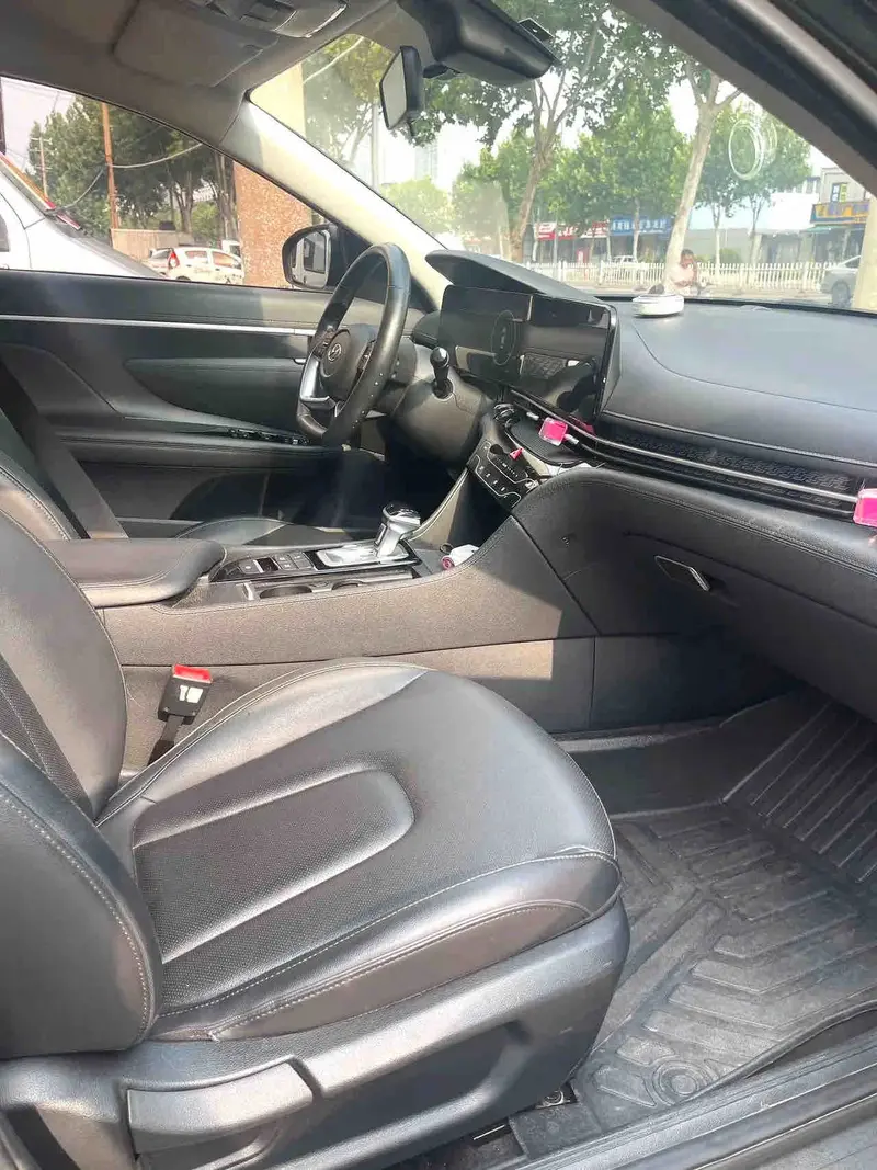 Vehicle photo 8