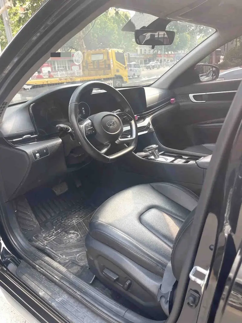 Vehicle photo 9