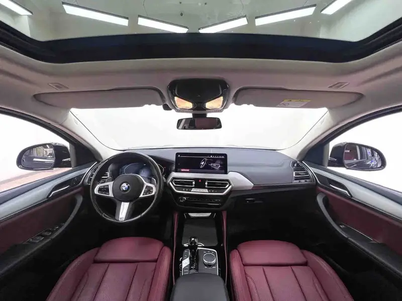 Vehicle photo 8