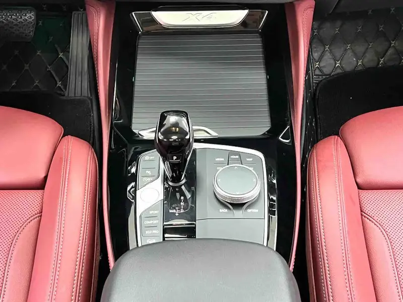 Vehicle photo 12