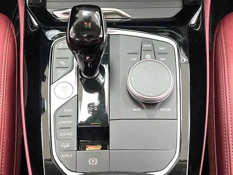 Vehicle photo 13