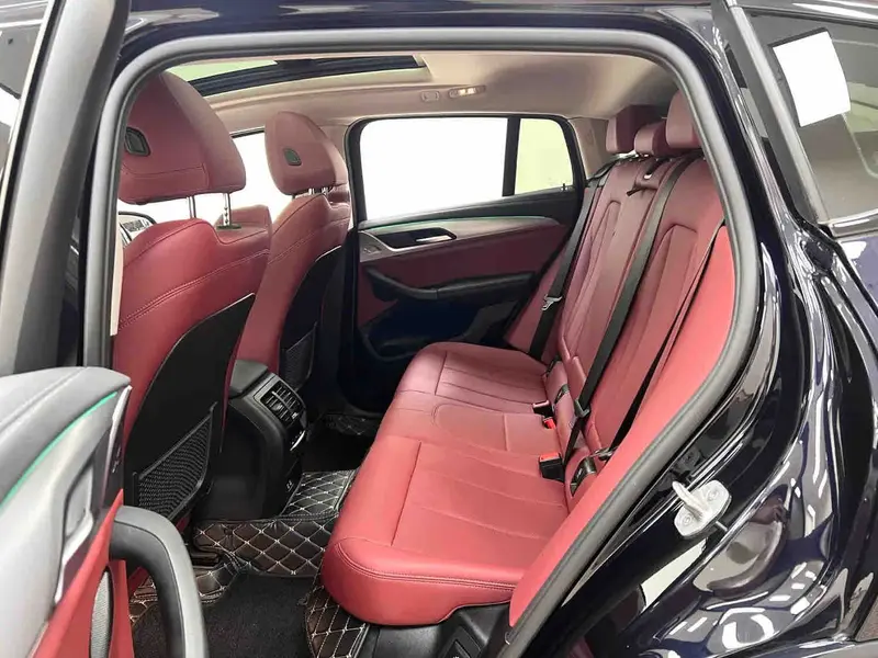 Vehicle photo 14