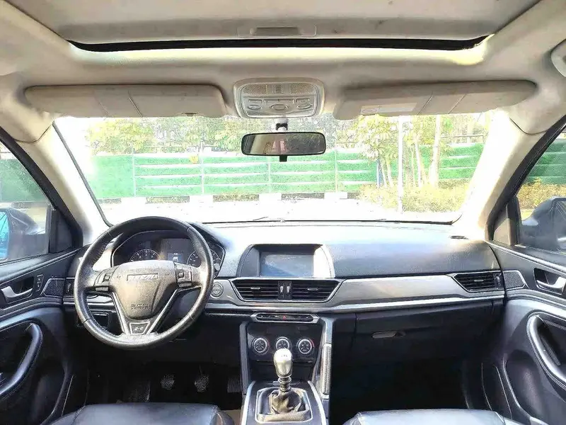 Vehicle photo 6