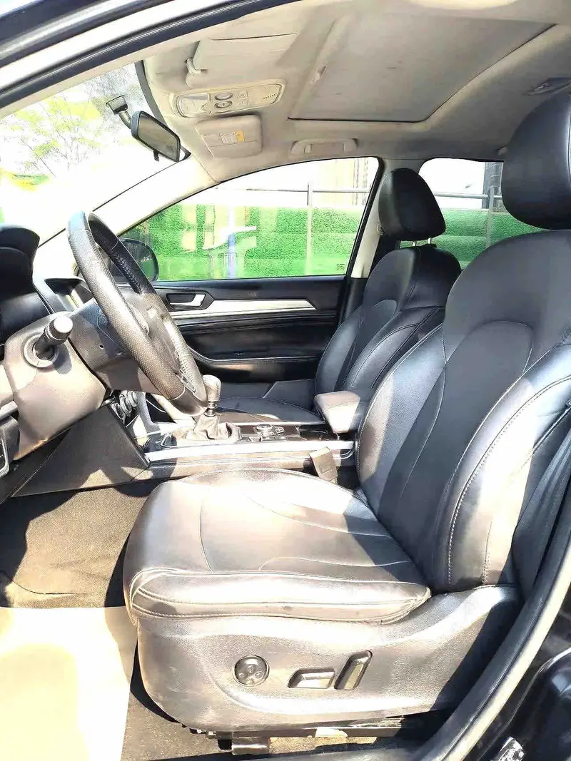Vehicle photo 7