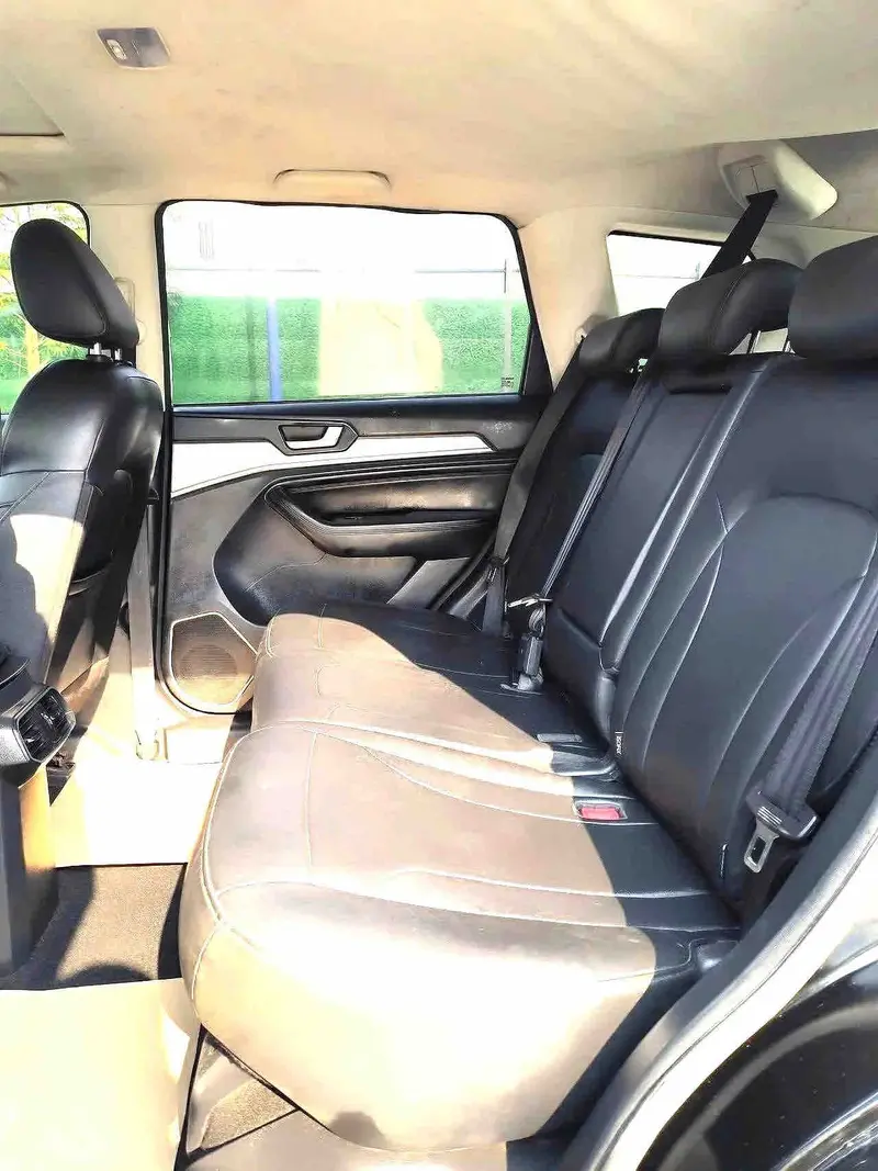 Vehicle photo 8