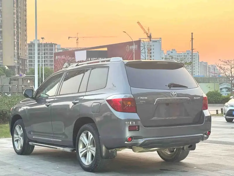 Vehicle photo 4