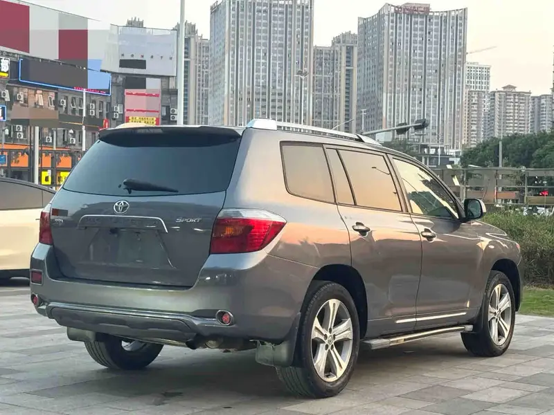 Vehicle photo 5