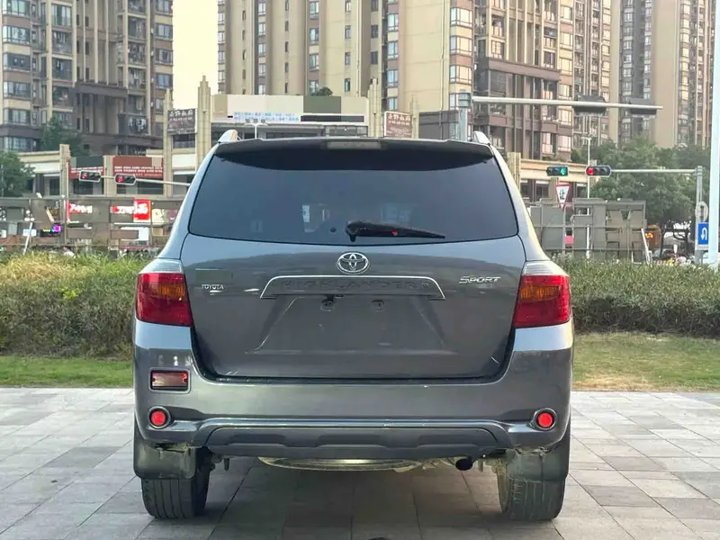 Vehicle photo 6