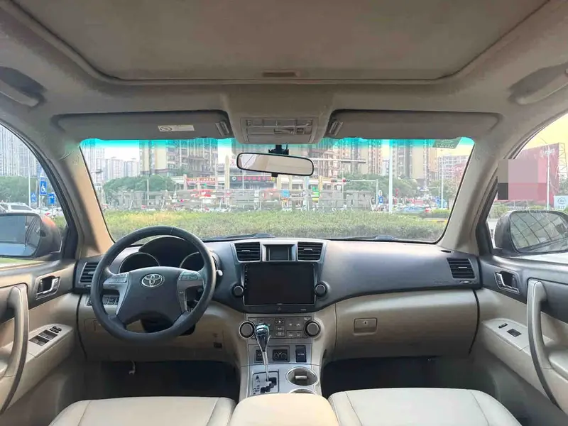 Vehicle photo 7