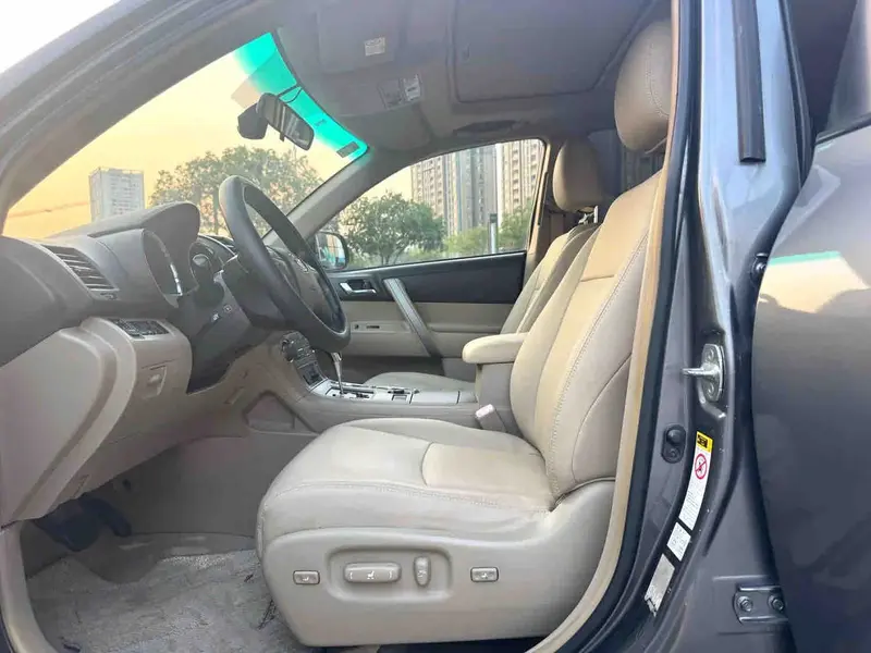 Vehicle photo 8