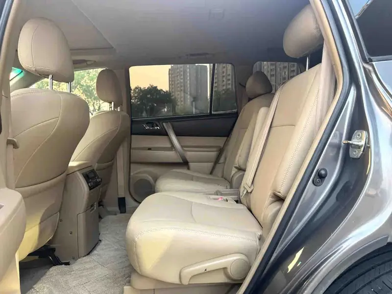 Vehicle photo 9
