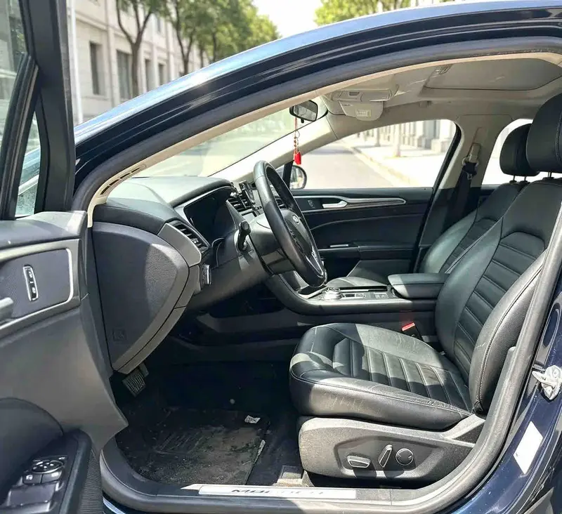 Vehicle photo 4