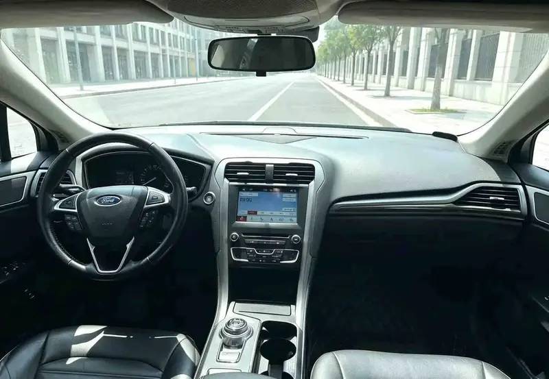 Vehicle photo 5