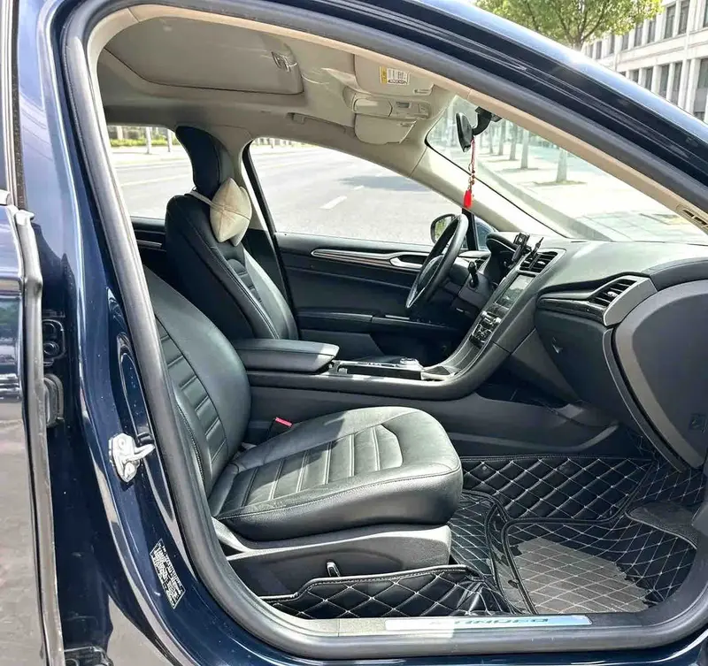 Vehicle photo 6